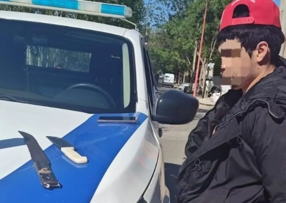 El sujeto fue detenido y se le encontraron las dos grandes cuchillas. Foto: Policía de Río Negro.