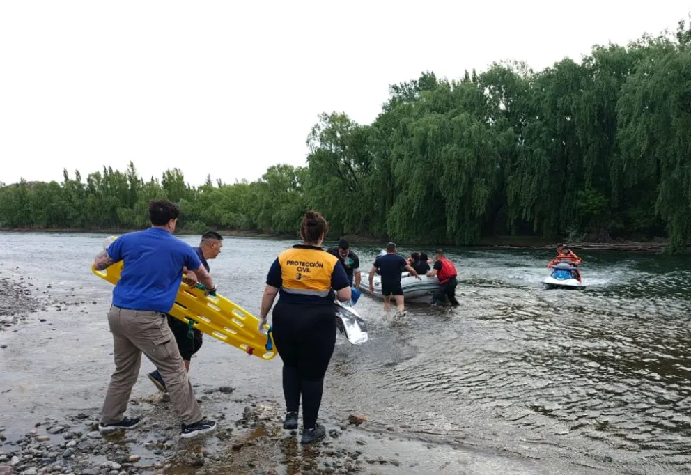 Un momento dramático. La policía ya había llegado hasta el adolescente y con el apoyo de los equipos lo acercaron a la costa. Se encontraba con hipotermia y exhausto. Foto: Policía Río Negro.