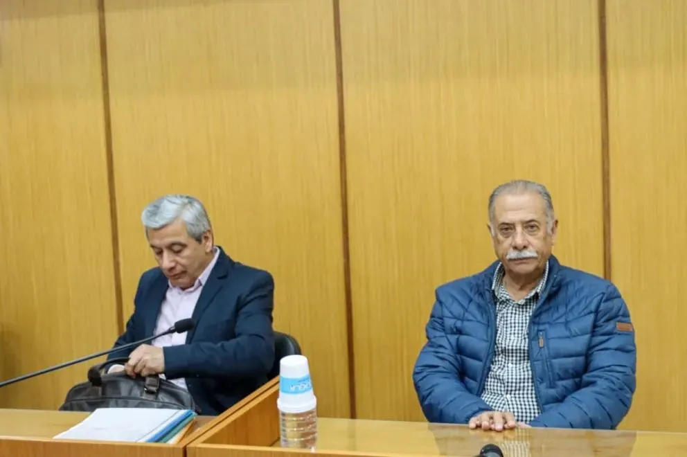 Rothlin junto a su abogado, durante la audiencia de este miércoles en los tribunales de Roca. Foto: Tania Domenicucci ANR