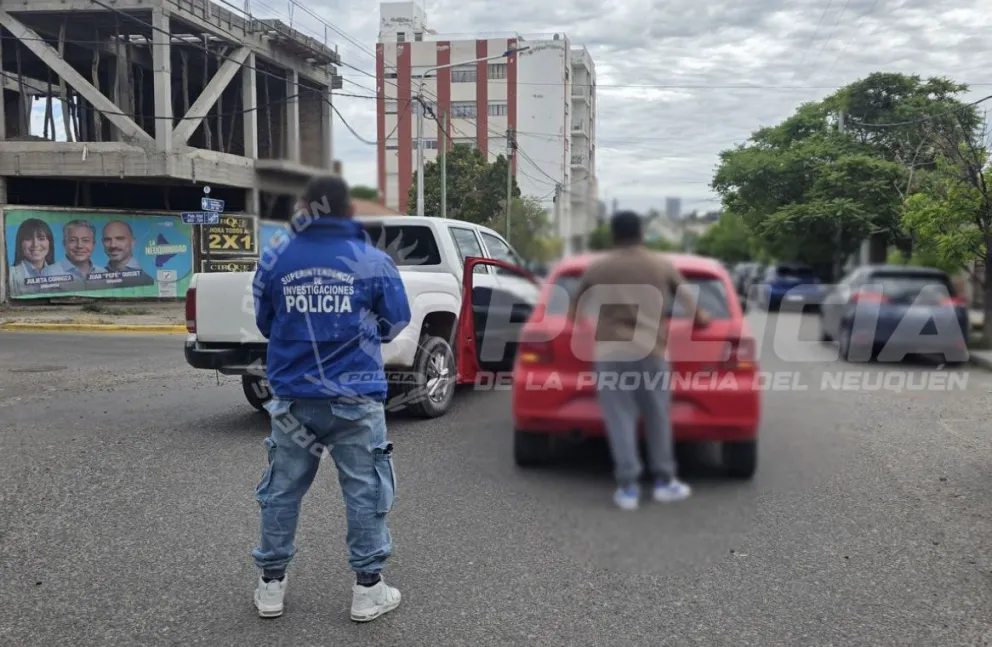 El sujeto fue detenido cuando transitaba en un Gol Trend rojo, por la calle Nordestrom, cerca de las vías. Foto: Policía de Neuquén.
