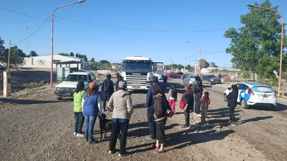 Balsa Las Perlas: no dejan entrar camiones hasta que solucionen problemas del agua. Foto gentileza