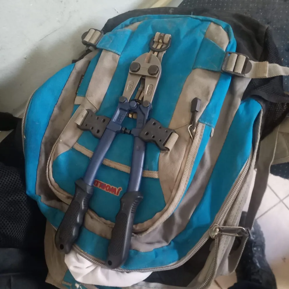 El sujeto llevaba la tenaza especial para el corte de cadenas y candados oculta en la mochila. Foto: Policía Río Negro.