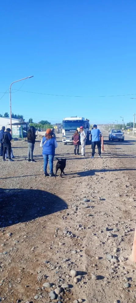 El tránsito para los demás vehículos está habilitado. Foto: Radio Quimunche Las Perlas.