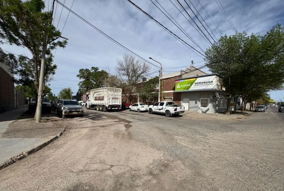 La realización del cordón cuneta y los badenes obligará a interrumpir el tránsito sobre la calla Estado de Israel. Cómo será el ingreso y egreso durante la construcción. Foto: Municipalidad de Cipolletti.