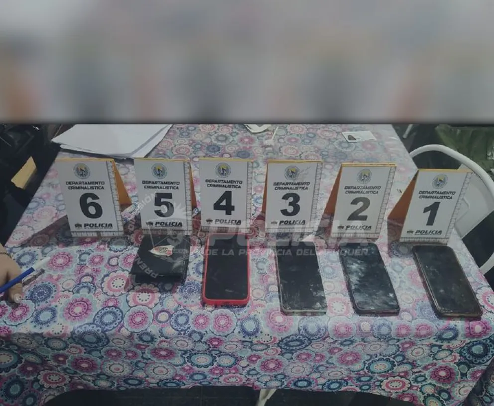 Durante el allanamiento, la policía logró recuperar los teléfonos celulares robados el martes. Foto: Policía de Neuquén.