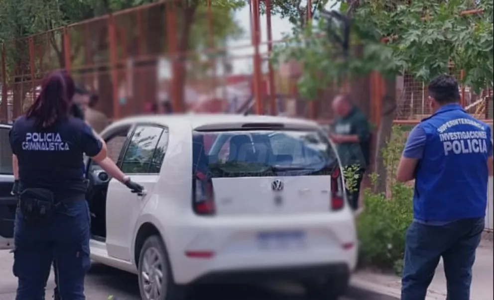Los delincuentes abandonaron el VW Up en el barrio Gran Neuquén, de la vecina capital. La policía realizó las pericias y el vehículo fue devuelto a su propietario. Foto: Policía de Neuquén.