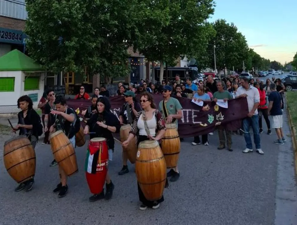 Los familiares y la Asamblea por la Memoria de Otoño volvieron a manifestar su reclamo por las calles de Fernández Oro. Foto: gentileza Inforo.