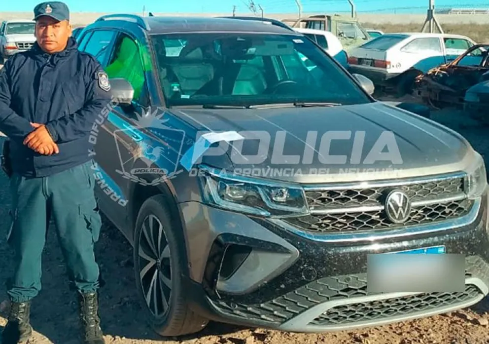 La camioneta Taos fue abandonada en la Colonia Rural Nueva Esperanza, un lugar de difícil acceso. Foto: Policía de Neuquén.