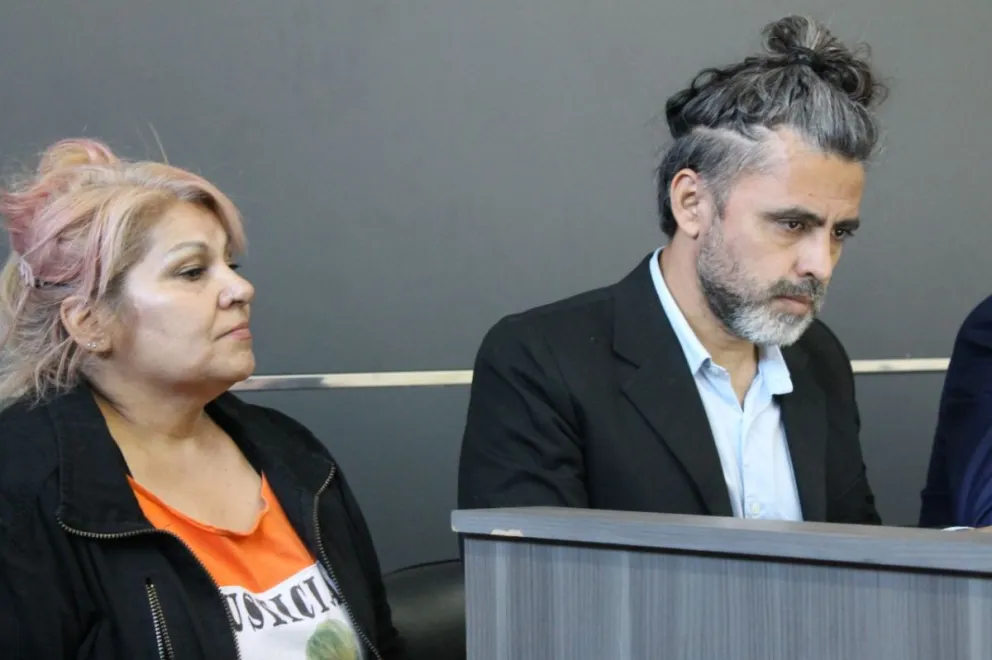 Flavia, mamá de Silvia Cabañares,junto a su abogado César Alfaro apelarán la decisión judicial. Foto Sil Ojeda. 