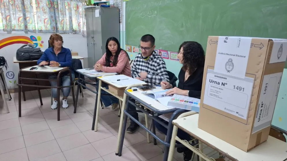 El votante encontrará algunos cambios en las escuelas: las autoridades de mesa están dentro de las aulas, y el votante irá a un "habitáculo" donde podrá marcar la Boleta Única de Papel. Foto: Cipo360.