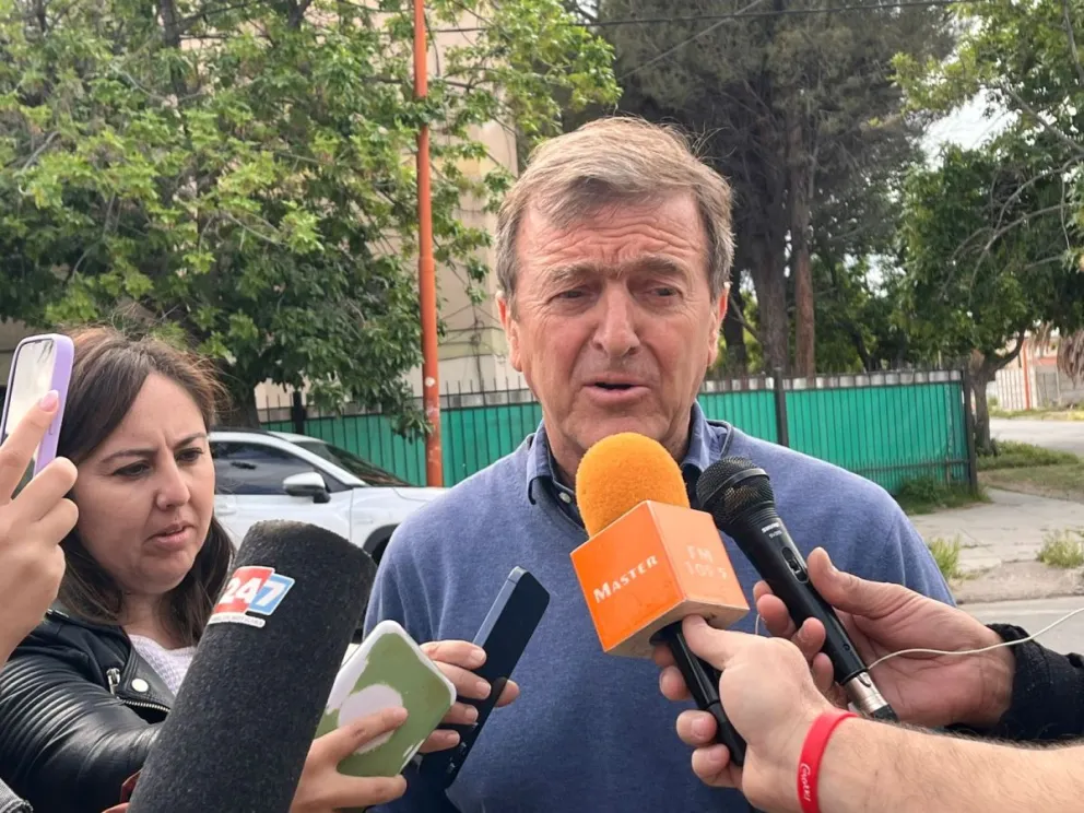 Aníbal Tortoriello votó en la escuela del Barrio Rosauer. Repudió el ataque al diputado Pablo Cervi, de Neuquén. Foto: Cipo360.