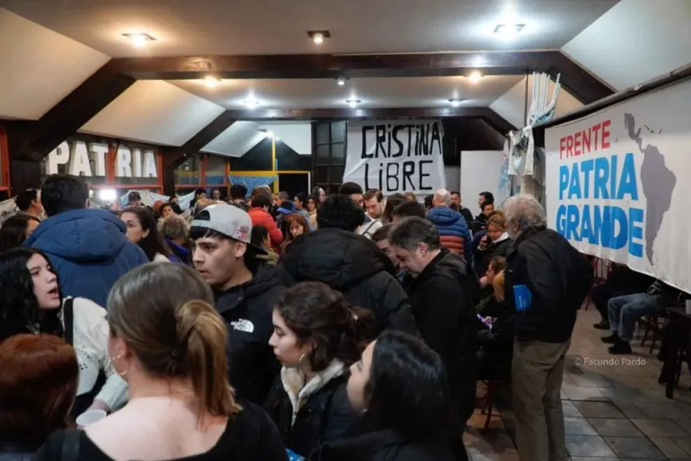 La militancia de Fuerza Patria ya se concentra en Bomberos Voluntarios. Foto: Facundo Pardo