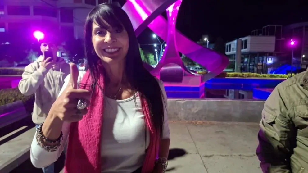 Lorena Villaverde celebró con militantes en el Monumento a la Manzana tras confirmarse su ingreso al Senado. Foto: gentileza.
