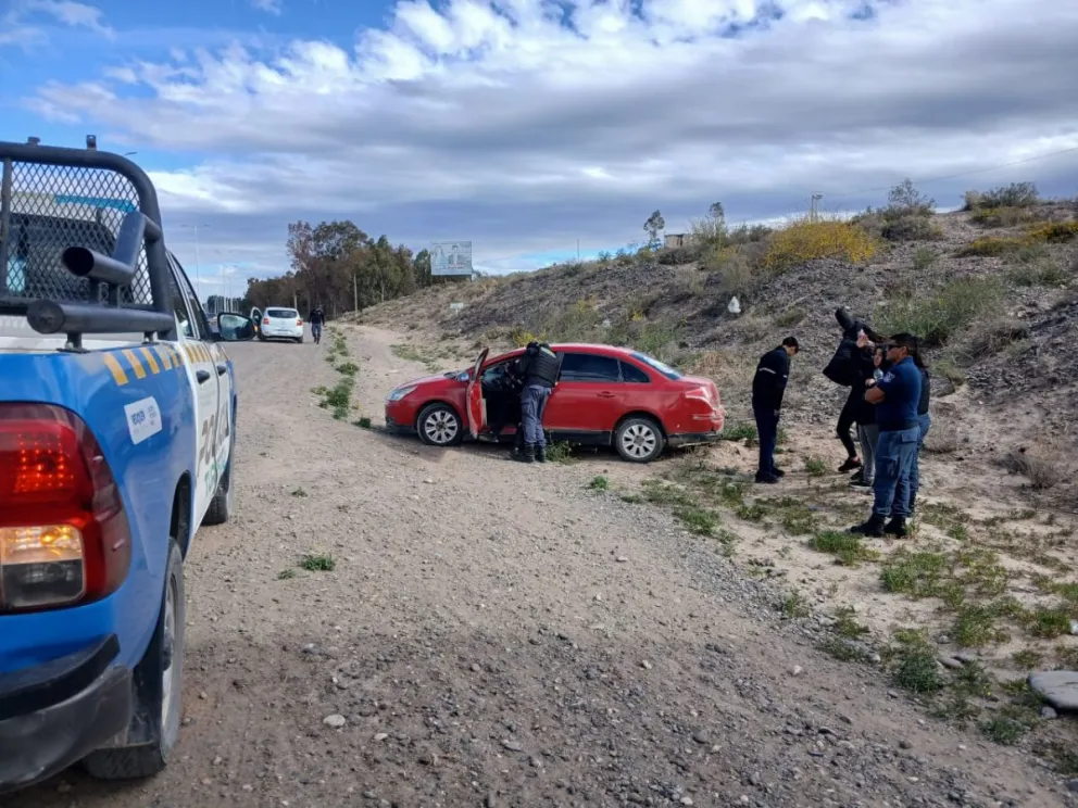 En el C4 viajaba una familia de Cinco Saltos. El conductor fue internado en el Hospital Burd, de Centenario. Foto: gentileza Centenario Digital.