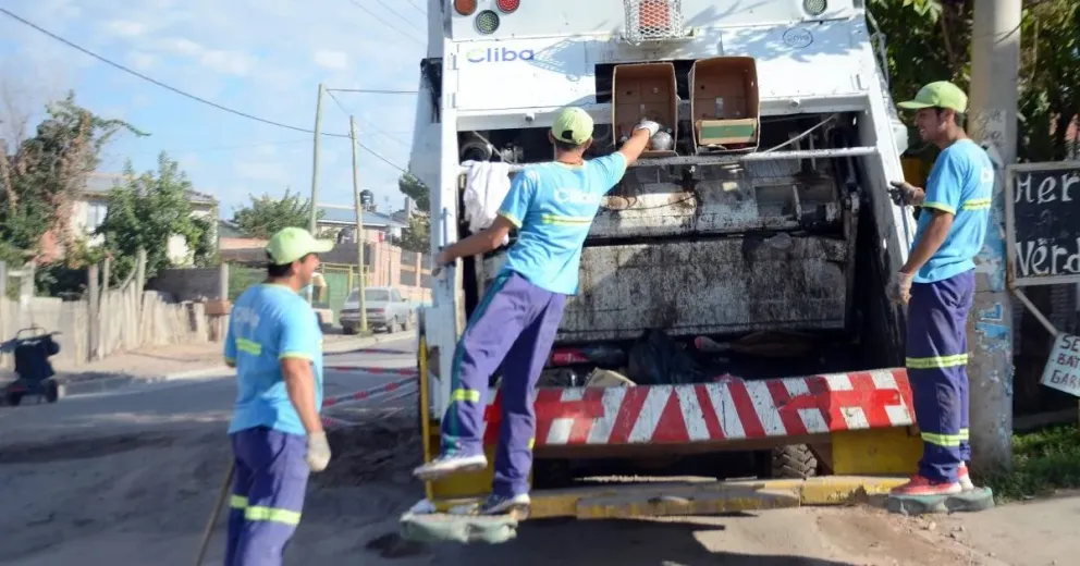 Conflicto en la municipalidad de Cinco Saltos: los trabajadores no hicieron la recolección el sábado por falta de pago. 
