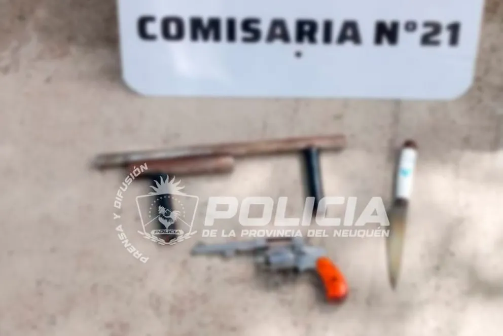 En el interior del auto, la policía encontró dos armas de fabricación casera, similares a las que describieron los adolescentes asaltados momentos antes. Foto: Policía de Neuquén.