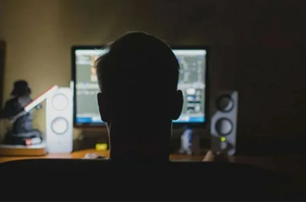 El sujeto está siendo investigado en Cinco Saltos. Tenía material de abuso infantil y el alerta surgió desde el mismo Google, en Estados Unidos. Foto: archivo.