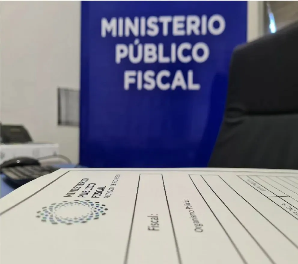 El policía acusado por violencia de género enfrentará un juicio oral en Roca, tras confirmarse la acusación por lesiones graves y uso de arma de fuego. Foto: ilustrativa ANR.