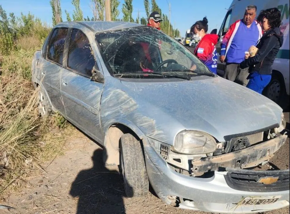 Producto del impacto, la mujer quedó atrapada en el habitáculo del auto. Fue rescatada y atendida por personal del servicio de emergencias. Foto: gentileza Inforo.