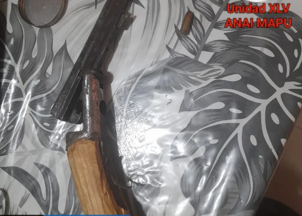 La vivienda se encontraba desocupada; pero la policía encontró una escopeta que será peritada. Foto: Policía Río Negro.
