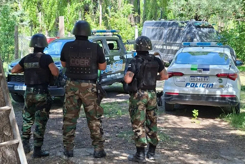 En el allanamiento participaron efectivos de la Unidad 32, el COER y Toxicomanía. Foto: Policía de Río Negro.