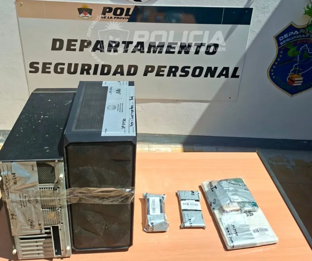 La policía secuestró dos discos rígidos, una notebook y 13 teléfonos celulares. Foto: Policía de Neuquén.