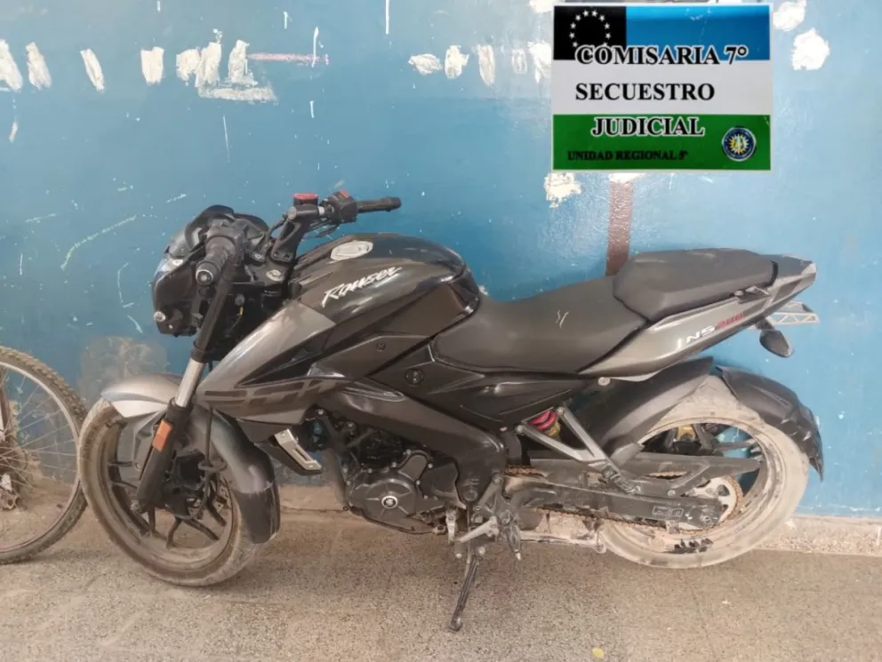 La moto fue encontrada estacionada sobre la vereda en un barrio de Cinco Saltos. Foto: Policía de Río Negro.