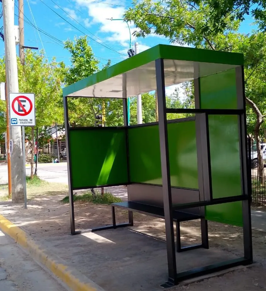 La municipalidad sigue adelante con el plan de instalación de nuevas garitas para el transporte urbano. Foto: Prensa Municipal.