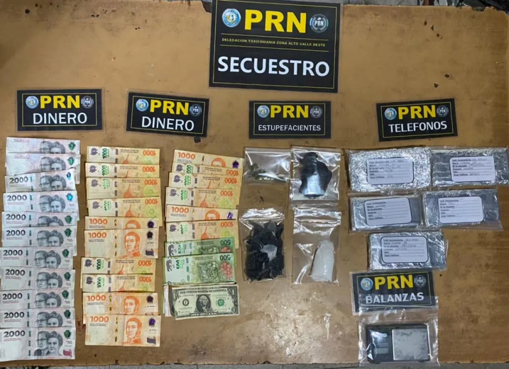 Hallaron estupefacientes listos para ser vendidos, dinero que no explicaron de qué era y elementos utilizados para dividir la droga en pequeñas dosis. Foto: gentileza.
