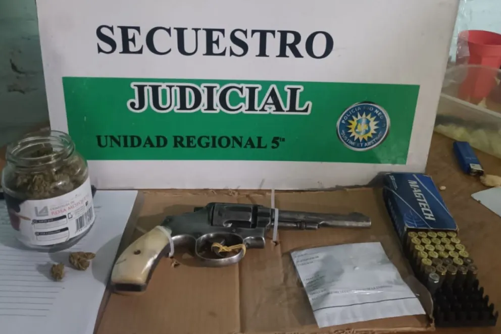 Durante el operativo secuestraron un revolver calibre 38 y una caja con municiones calibre 9 mm. Foto: Policía Río Negro.