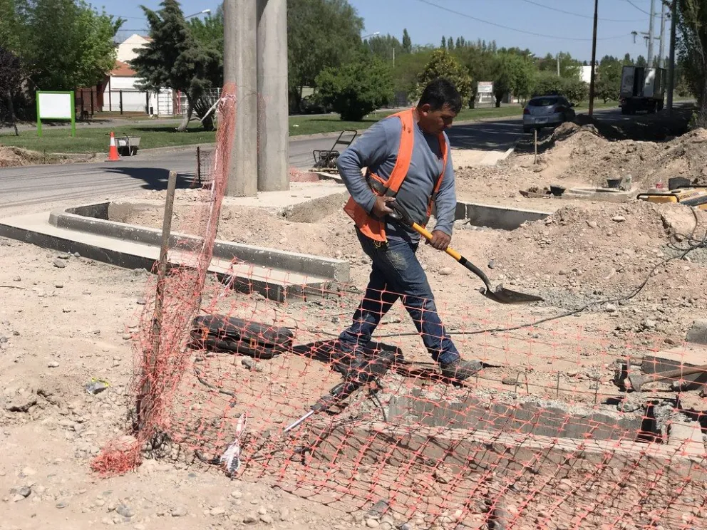 La obra de la rotonda de calle San Luis y Santa Cruz esta en proceso a la espera del trabajo de Edersa para mover unas columnas en el lugar. Foto Municipalidad Cipolletti