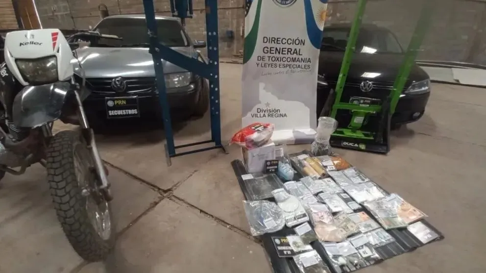 Cocaína, dinero, balanzas, autos y una moto fueron secuestrados en los allanamientos en Regina. Foto: gentileza
Cocaína, dinero, balanzas, autos y una moto fueron secuestrados en los allanamientos en Regina. Foto: gentileza