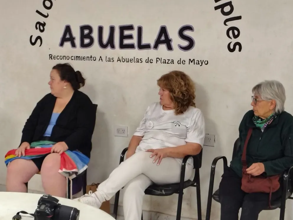 Adriana Metz (izq) llegó a Cipolletti convocada por la Red por el Derecho a la Identidad. Foto: Cipo360. 