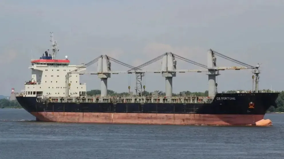 El buque CS Fortune transporta 10.000 toneladas de caños de acero destinados al proyecto de Gas Natural Licuado, y llegará el 18 de noviembre al puerto de San Antonio Este. Foto: Gobierno de Río Negro