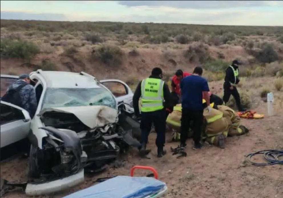 La conductora del Toyota Etios se llevó la peor parte: sufrió múltiples fracturas y está internada en terapia intensiva. Foto: gentileza Catriel25.