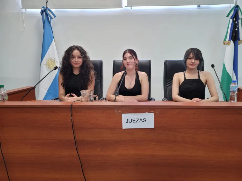 Estudiantes de la ESRN 15 como juezas en un simulacro de juicio por jurados realizados en el poder judicial de Cipolletti. Foto gentileza