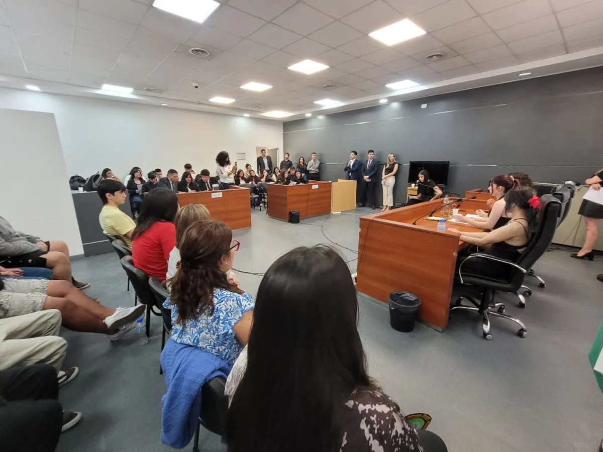 estudiantes de la ESRN 15 en simulacro de Juicio por Jurados. Foto gentileza