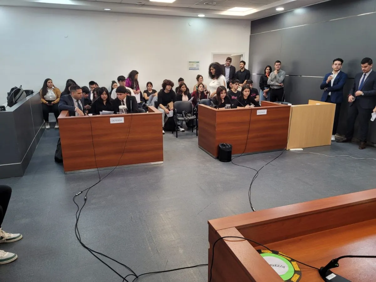 estudiantes de la ESRN 15 en simulacro de Juicio por Jurados. Foto gentileza