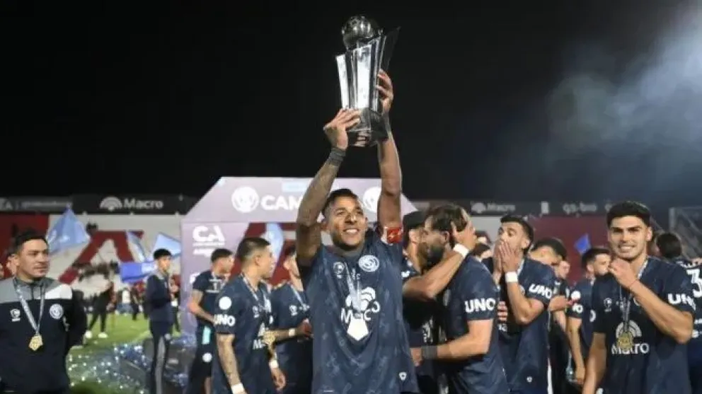 Villa y la copa. Alfredo Berti armó un equipo de sacrificio y despliegue para aprovechar el buen juego del colombiano. Anoche, dos cipoleños estuvieron en el máximo nivel. Foto: gentileza.