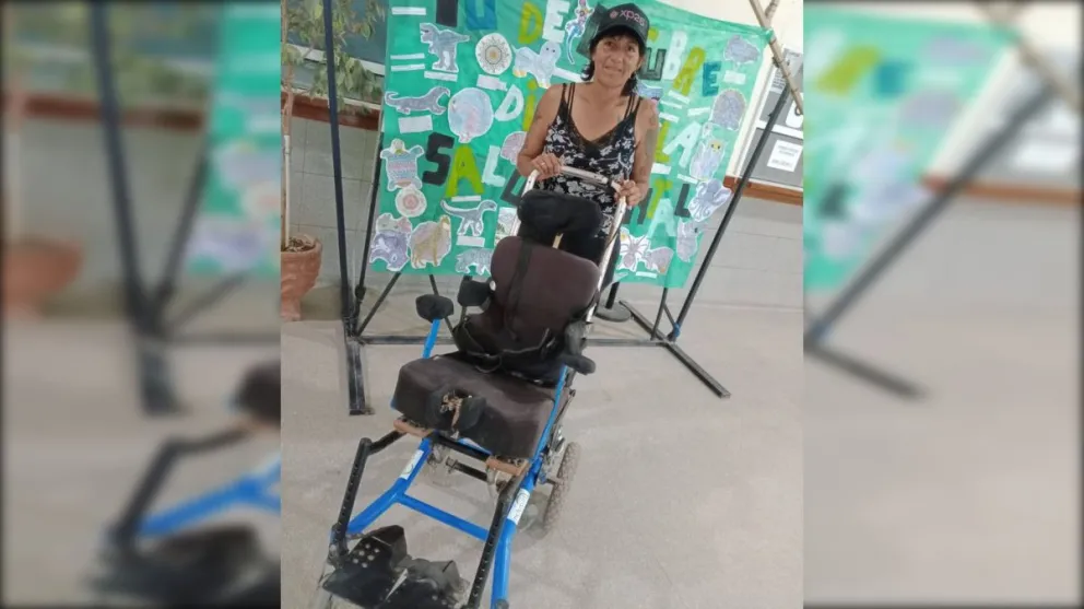 La mamá de Diego, Verónica, con la silla de ruedas que le donaron para que pueda comenzar con la recuperación en la casa. Foto: gentileza V.G.