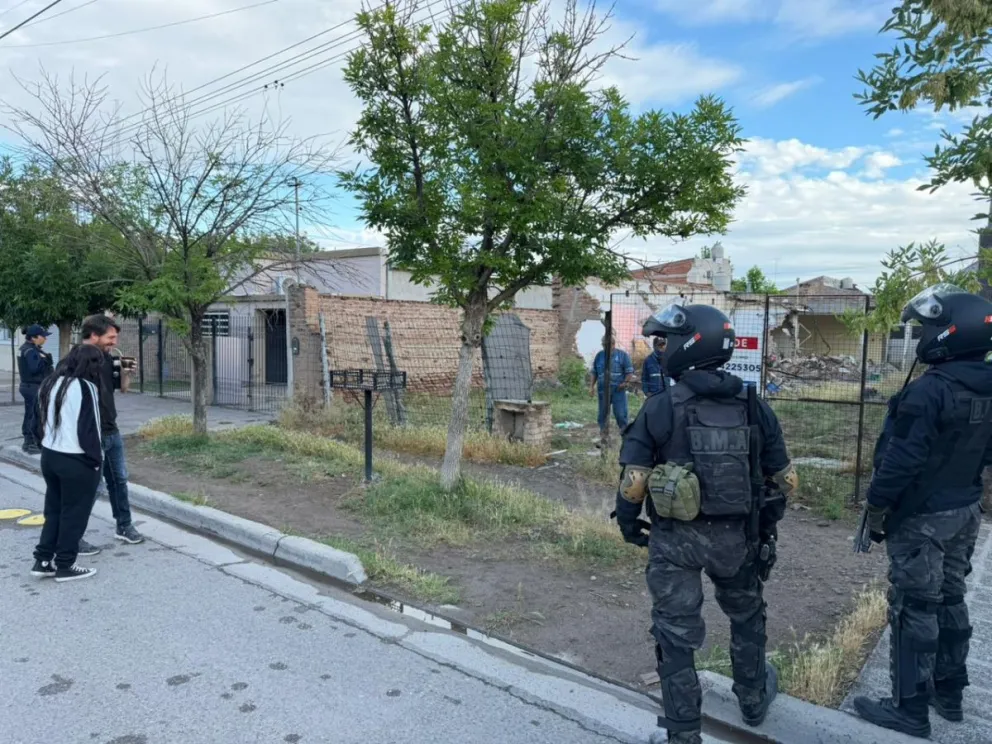 Un aguantadero menos: desde muy temprano se procedió a la demolición de un espacio en la calle González Larrosa al 1100. Foto: Prensa Municipalidad.