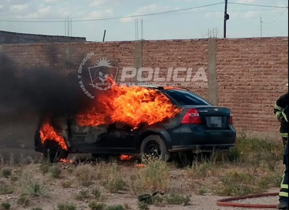 A pesar de la rápida intervención de los bomberos, el vehículo quedó completamente destruido por las llamas. Foto: Policía de Neuquén.