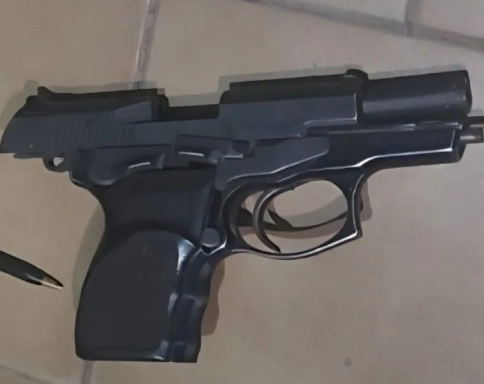 El sujeto detenido llevaba una pistola 9 mm cargada y con la numeración limada. Sospechan una conexión con la banda de los Montecino.