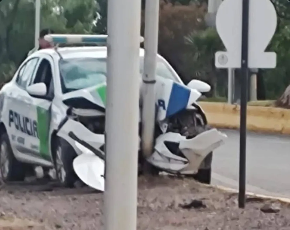 Dos agentes policiales resultaron heridos y fueron derivados al Hospital Pedro Moguillansky. Foto: gentileza.