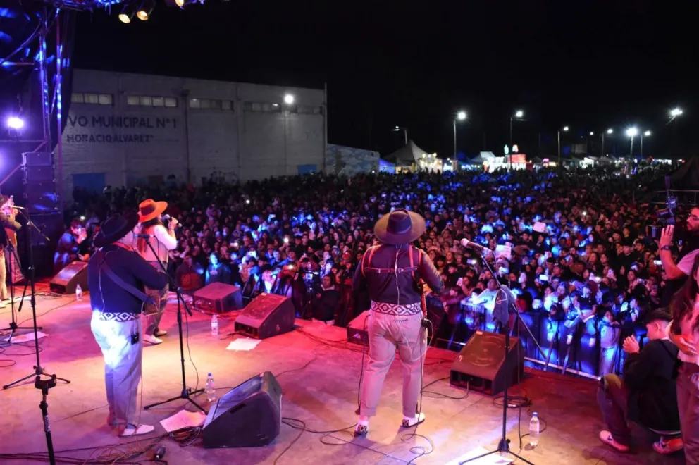 Primer noche del aniversario de Cinco Saltos, xonSharon y Camperos del Chamamé. Foto gobierno Cinco Saltos 