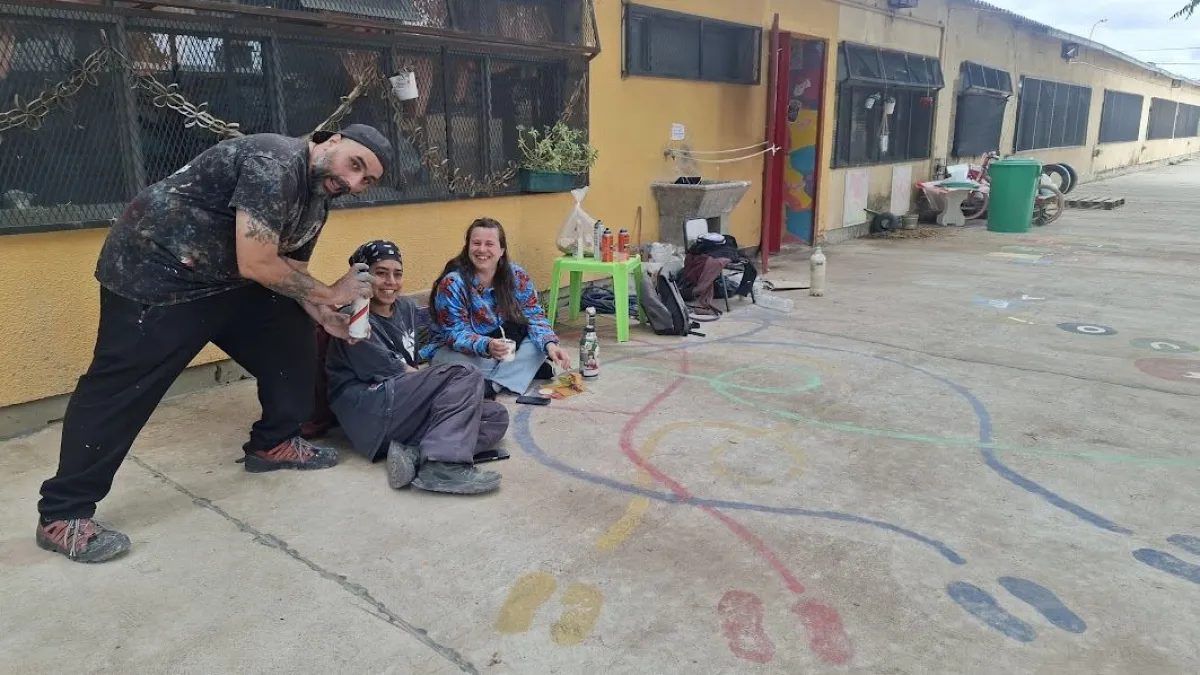 Rompa el vidrio en caso de emergencia&rdquo;: arte urbano que late en los muros