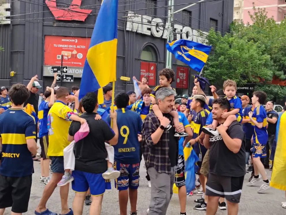 Cientos de hinchas coparon la Plaza San Martin. Foto: CIPO360 