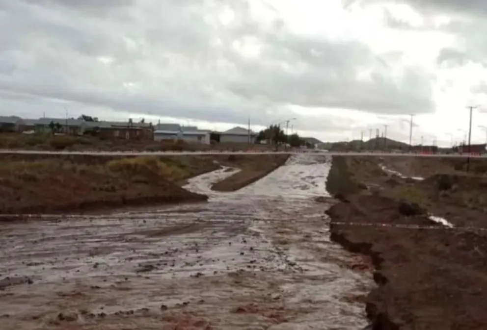 La tormenta dejó calles anegadas, caminos cortados y rutas intransitables en Rincón de los Sauces y alrededores. Foto gentileza de Neuquén News