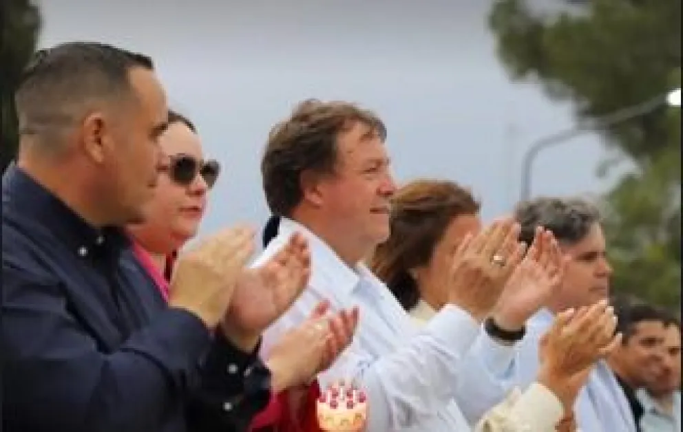  El gobernador Alberto Weretilneck subrayó en el acto aniversario la importancia estratégica de Cinco Saltos y las obras que acompañan su desarrollo.