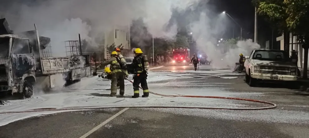 Tres vehículos ardieron frente a una concesionaria: investigan si fue intencional. Foto gentileza